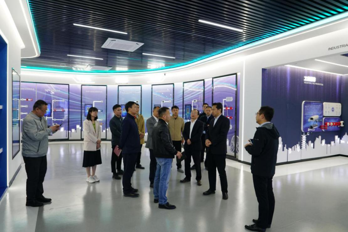 安徽省數(shù)據(jù)資源管理局黨組成員、副局長 王愛學(xué)一行調(diào)研依愛消防